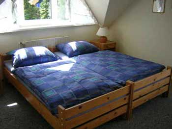 Schlafzimmer mit zwei Einzelbetten