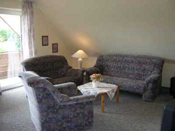 Wohnbereich mit Fernseher und S�dbalkon