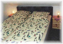 Schlafzimmer mit Doppelbett