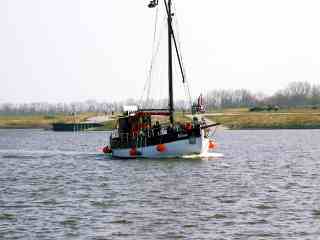 Kutter auf der Fahrt zum Hafen.
