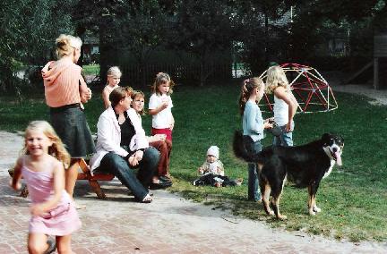 ...schauen die Mütter und Töchter  zu!