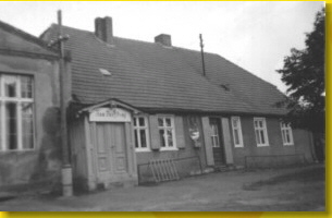 Die ehemalige Kneipe meiner Groeltern bzw. das Elternhaus meines Vaters in Battin (heute Krs. Prenzlau)